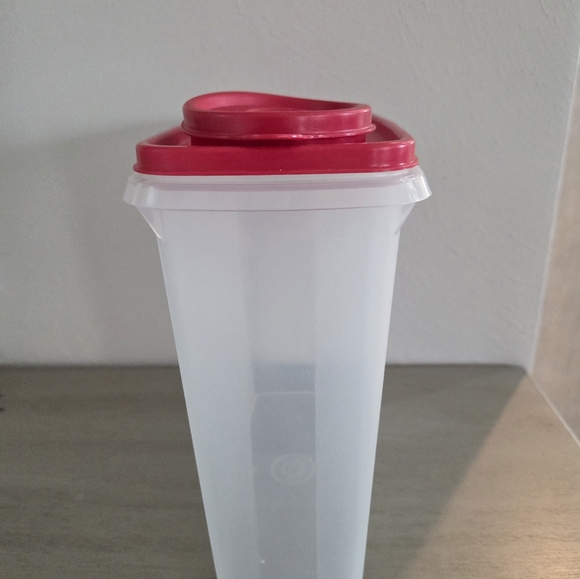 Tupperware Medium Sz Container - Picture 2 of 4